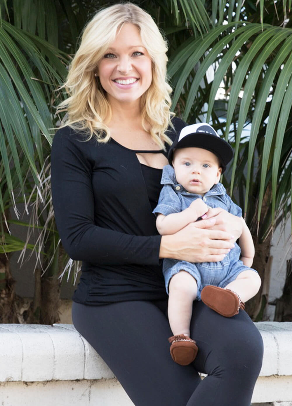 Floressa Kamille Keyhole Maternity Nursing Top in Black | Queen Bee