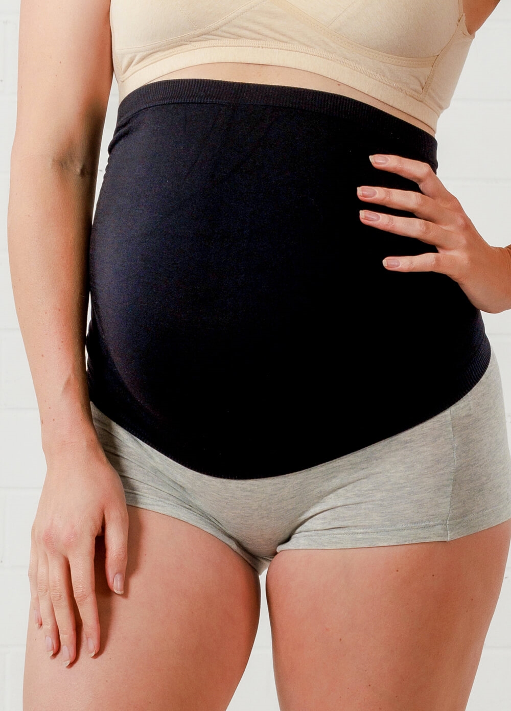 Barely There Seamless Maternity Support Belly Band in Black